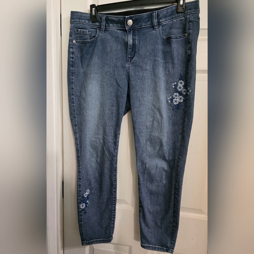 Venezia Denim Cropped Jeans with Floral Embroidery